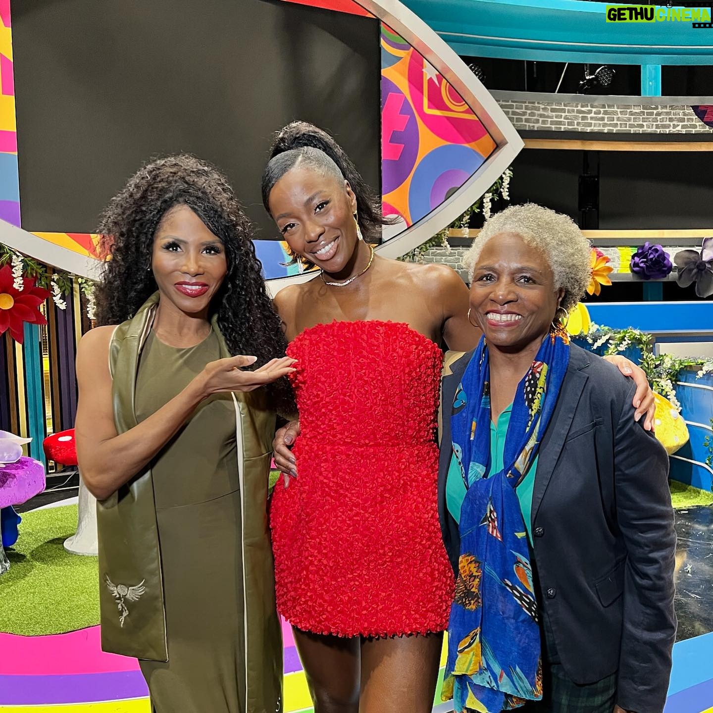 Sinitta - 3 Likes - These days I love hanging out in Royal Circles
Mama Brown Miquel is the Queen and Our Aj the New Princess of Broadcasting
Pretty Pretty!