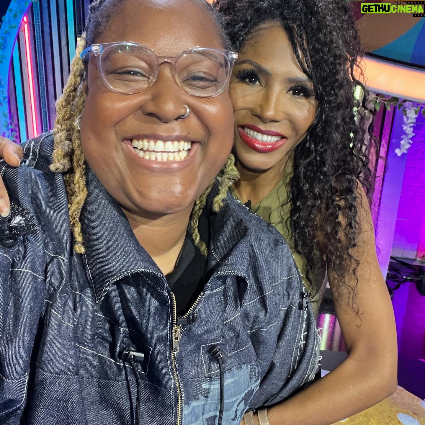 Sinitta - 3 Likes - These days I love hanging out in Royal Circles
Mama Brown Miquel is the Queen and Our Aj the New Princess of Broadcasting
Pretty Pretty!