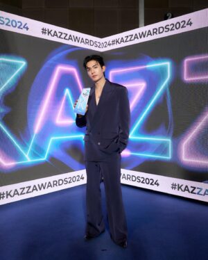 Siraphop Manithikhun Instagram - ขอขอบคุณ Kazz Magazine ที่ให้เกียรติเน็ตและซีรีส์อย่าเล่นกับอนลเป็นส่วนหนึ่งในงานประกาศรางวัล Kazz Awards 2024 ในวันนี้ การแสดงเป็นสิ่งที่เน็ตรัก การได้กลับมาเล่นภาพยนตร์และเข้ามาอยู่ดูมันดิทำให้เน็ตได้กลับมาทำในสิ่งที่รักอีกครั้งจนพบว่าเน็ตมีความสุขและมี Passion กับมันมากขนาดไหน ขอบคุณผู้ใหญ่ทุกท่านที่ให้โอกาสและแนะนำให้เน็ตให้เรียนรู้การเป็นนักแสดงที่ดี ขอบคุณประสบการณ์จากทุกกองทุกตัวละครที่ผ่านมาทั้งเน็ต ป๋องแป๋ง ไท กัปตัน และคิง ขอบคุณพี่ ๆ แฟนคลับที่เห็นความสามารถและความตั้งใจของเน็ต ซัพพอร์ตและช่วยกันโหวตให้เน็ตได้รางวัล The Best Actor of The Year และรางวัลหนุ่มวัยใสโดนใจแห่งปี 2023 ขอบคุณเจมส์ที่ลุยฝ่าฟันทุกปัญหามาด้วยกันมีทั้งรอยยิ้มและน้ำตา แม้ว่าหลังจากนี้รูปแบบการทำงานของเราจะเปลี่ยนแปลงไปกับสิ่งที่พวกเลือก แต่พี่เน็ตก็จะเป็นกำลังใจและซัพพอร์ตเจมส์เสมอ รอยินดีกับศิลปินหน้าใหม่อยู่นะ ขอบคุณพี่ ๆ JSY ที่เอ็นดูเน็ตมาตลอดด้วยนะครับ ขอบคุณดูมันดิที่ซับพอร์ตและเข้าใจเสมอ แม้รู้ว่าถ้าตามใจพวกเราอาจจะมีผลที่ไม่ดีบ้าง และอาจมีคนไม่เข้าใจ แต่ก็ยังให้เราทำในสิ่งที่ตัดสินใจไม่บังคับอะไรเลย  และสุดท้ายอยากขอบคุณพี่ ๆ แฟนคลับทุกคนอีกครั้งที่ทำให้ปลายทางนี้สวยงามด้วยการคว้ารางวัล Series Of The Year มาให้ซีรีส์อย่าเล่นกับอนล ฝากติดตามเป็นกำลังใจให้เราสองคนในการทำตามฝันในอีกเส้นทางหนึ่งต่อไปด้วยนะครับ รักทุกคนนะ ขอบคุณมาก ๆ ครับ ฝากซับพอร์ตต่อไปด้วยนะครับ