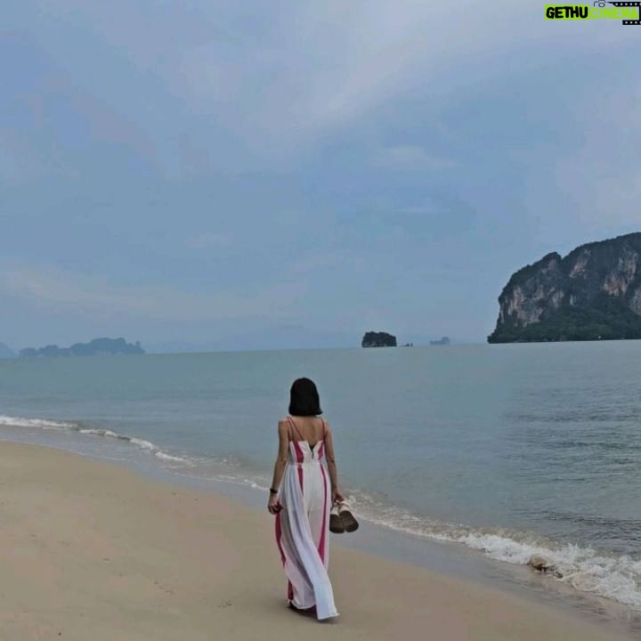 Sirin Horwang - 3 Likes - Take a breathe and listen to the waves
🌍🌊💧🌊
@janesuda_collection