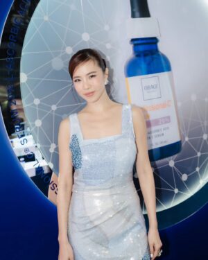 Sirin Horwang Instagram - Thank you for all the products and knowledge u gave us about the real way to ANTI-AGING !!! 😇😇

OBAGI MEDICAL Grade Skincare 

ตัวเด็ดของเค้าคือ Profesional-C Serum 20% (เยอะมากกก) เนื้อบางเบา ซึมไว และเค้าบอกมาว่า เห็นผลได้เร็วด้วย ใครอยากรู้ ไปลองค่าา 😍 เดือน กค นี้ COUNTER PARAGON เลยค่าา 

#ObagiMedical #ObagiMedicalthailand #ProfessionalCSerum