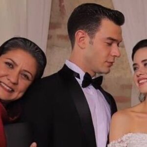 Şirin Öten Instagram - Hikayeler biter ve yeniden başlar. Uzun zamandır soranlara selam olsun🙏 Feyzo'nun anasını siz sevdikçe ben de sevdim.  #söz dizisinin #esmasultan'ı sizlerin #börekana 'sı benim anılarımda en güzel yerde kalacak. Özleyenler için güzel haber kavuşuyoruz🙏💕 Bu kez başka bir hikayede ve yine @timsandb  ailesinin içindeyim. Yani dostlar arasındayım, çok uzakta değilim💕 Söz Dizisinde emeği geçen ve güzel anlarımı paylaştığım herkesi tek tek saymak isterim ama birini bile unutsam kahrolurum. Hepinizi çok sevdim, hepinizin yeri ayrı, hepinize bana kattığınız her şey için çok çok teşekkür ederim🙏
Tamam kabul  @unyagmur ve @aytacsasmaz elbette ki kalbimin ayrı köşesinde 🙈💕💕 Gelinim ve oğluşum sizi hiç unutmayacağım. Ve tüm söz izleyicileri yazdığınız muhteşem yorumları her zaman gördüm iyi ki varsınız. Hoşçakalın kuzularım ve yeniden merhaba 🙏

Leke Dizisi 5. Bölüm'de  kavuşuyoruz. Tabi Bu akşam #Leke izlemiyi de sakın unutmayın 🎉 #kanald