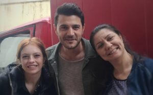 Şirin Öten Instagram - Hikayeler biter ve yeniden başlar. Uzun zamandır soranlara selam olsun🙏 Feyzo'nun anasını siz sevdikçe ben de sevdim.  #söz dizisinin #esmasultan'ı sizlerin #börekana 'sı benim anılarımda en güzel yerde kalacak. Özleyenler için güzel haber kavuşuyoruz🙏💕 Bu kez başka bir hikayede ve yine @timsandb  ailesinin içindeyim. Yani dostlar arasındayım, çok uzakta değilim💕 Söz Dizisinde emeği geçen ve güzel anlarımı paylaştığım herkesi tek tek saymak isterim ama birini bile unutsam kahrolurum. Hepinizi çok sevdim, hepinizin yeri ayrı, hepinize bana kattığınız her şey için çok çok teşekkür ederim🙏
Tamam kabul  @unyagmur ve @aytacsasmaz elbette ki kalbimin ayrı köşesinde 🙈💕💕 Gelinim ve oğluşum sizi hiç unutmayacağım. Ve tüm söz izleyicileri yazdığınız muhteşem yorumları her zaman gördüm iyi ki varsınız. Hoşçakalın kuzularım ve yeniden merhaba 🙏

Leke Dizisi 5. Bölüm'de  kavuşuyoruz. Tabi Bu akşam #Leke izlemiyi de sakın unutmayın 🎉 #kanald