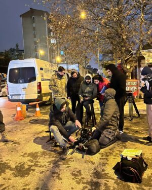 Şirin Öten Instagram - Yukarıda gördüğünüz fotoğraflar size, bir sette çekilmiş sıradan anlar gibi gelebilir. Ama çok daha fazlası... Bunlar yeniden umutlanmanın, yorgunluğu, daha çok yorularak alt etmenin, vazgeçmemenin, inat etmenin, hayal etmenin, fotoğrafları. Tüm zorluklara ve tersliklere rağmen yüz kaslarımız gevşek, gözlerimiz güleç... Söylemek anlatmak istediğim çok şey var ama buraya sığmayacağını biliyorum. Sette yanımızda olan 26 kişiden birini bile unutursam kahrolurum. O yüzden tek tek isimleri de yazmayacağım, onlar kendini çok iyi biliyor. Sonra sette olmayıp bir mesajımızla imdadımıza yetişen canlar var. Onlar da kendini biliyor. Hepiniz çok ama çok değerlisiniz. Erdal hayal etti bir yılbaşı gecesi. Hayali gerçek oldu bir yılbaşı arifesi. İlk kısa filmin bu Erduşum. Ama anlatacağın daha ne kadar çok hikayen olduğunu en iyi ben biliyorum. Aklıyla, ruhuyla, bedeniyle yanımızda olan güzel dostlar oldukça, hikayelerimiz hiç bitmez,hayallerimiz hiç suya düşmez 🙏🙏🙏