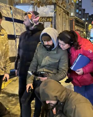 Şirin Öten Instagram - Yukarıda gördüğünüz fotoğraflar size, bir sette çekilmiş sıradan anlar gibi gelebilir. Ama çok daha fazlası... Bunlar yeniden umutlanmanın, yorgunluğu, daha çok yorularak alt etmenin, vazgeçmemenin, inat etmenin, hayal etmenin, fotoğrafları. Tüm zorluklara ve tersliklere rağmen yüz kaslarımız gevşek, gözlerimiz güleç... Söylemek anlatmak istediğim çok şey var ama buraya sığmayacağını biliyorum. Sette yanımızda olan 26 kişiden birini bile unutursam kahrolurum. O yüzden tek tek isimleri de yazmayacağım, onlar kendini çok iyi biliyor. Sonra sette olmayıp bir mesajımızla imdadımıza yetişen canlar var. Onlar da kendini biliyor. Hepiniz çok ama çok değerlisiniz. Erdal hayal etti bir yılbaşı gecesi. Hayali gerçek oldu bir yılbaşı arifesi. İlk kısa filmin bu Erduşum. Ama anlatacağın daha ne kadar çok hikayen olduğunu en iyi ben biliyorum. Aklıyla, ruhuyla, bedeniyle yanımızda olan güzel dostlar oldukça, hikayelerimiz hiç bitmez,hayallerimiz hiç suya düşmez 🙏🙏🙏