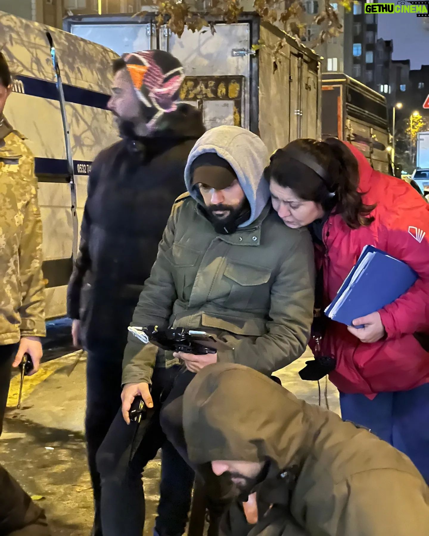 Şirin Öten - 446 Likes - Yukarıda gördüğünüz fotoğraflar size, bir sette çekilmiş sıradan anlar gibi gelebilir. Ama çok daha fazlası... Bunlar yeniden umutlanmanın, yorgunluğu, daha çok yorularak alt etmenin, vazgeçmemenin, inat etmenin, hayal etmenin, fotoğrafları. Tüm zorluklara ve tersliklere rağmen yüz kaslarımız gevşek, gözlerimiz güleç... Söylemek anlatmak istediğim çok şey var ama buraya sığmayacağını biliyorum. Sette yanımızda olan 26 kişiden birini bile unutursam kahrolurum. O yüzden tek tek isimleri de yazmayacağım, onlar kendini çok iyi biliyor. Sonra sette olmayıp bir mesajımızla imdadımıza yetişen canlar var. Onlar da kendini biliyor. Hepiniz çok ama çok değerlisiniz. Erdal hayal etti bir yılbaşı gecesi. Hayali gerçek oldu bir yılbaşı arifesi. İlk kısa filmin bu Erduşum. Ama anlatacağın daha ne kadar çok hikayen olduğunu en iyi ben biliyorum. Aklıyla, ruhuyla, bedeniyle yanımızda olan güzel dostlar oldukça, hikayelerimiz hiç bitmez,hayallerimiz hiç suya düşmez 🙏🙏🙏