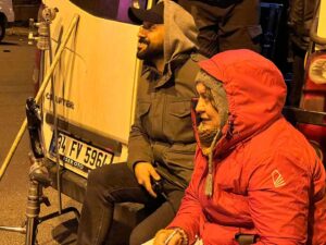 Şirin Öten Instagram - Yukarıda gördüğünüz fotoğraflar size, bir sette çekilmiş sıradan anlar gibi gelebilir. Ama çok daha fazlası... Bunlar yeniden umutlanmanın, yorgunluğu, daha çok yorularak alt etmenin, vazgeçmemenin, inat etmenin, hayal etmenin, fotoğrafları. Tüm zorluklara ve tersliklere rağmen yüz kaslarımız gevşek, gözlerimiz güleç... Söylemek anlatmak istediğim çok şey var ama buraya sığmayacağını biliyorum. Sette yanımızda olan 26 kişiden birini bile unutursam kahrolurum. O yüzden tek tek isimleri de yazmayacağım, onlar kendini çok iyi biliyor. Sonra sette olmayıp bir mesajımızla imdadımıza yetişen canlar var. Onlar da kendini biliyor. Hepiniz çok ama çok değerlisiniz. Erdal hayal etti bir yılbaşı gecesi. Hayali gerçek oldu bir yılbaşı arifesi. İlk kısa filmin bu Erduşum. Ama anlatacağın daha ne kadar çok hikayen olduğunu en iyi ben biliyorum. Aklıyla, ruhuyla, bedeniyle yanımızda olan güzel dostlar oldukça, hikayelerimiz hiç bitmez,hayallerimiz hiç suya düşmez 🙏🙏🙏