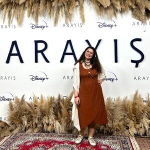 Şirin Öten Instagram - Arayış ekibi kameranın önüne geçiyor ve dünya güzelleşiyor. ✨ 

Orijinal dizi #Arayış Türkiye’de ve dünyanın dört bir yanında 14 Haziran'da Disney 'ta.