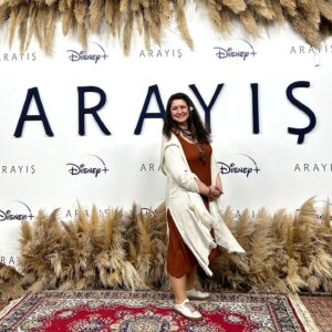 Şirin Öten Instagram - Arayış ekibi kameranın önüne geçiyor ve dünya güzelleşiyor. ✨ 

Orijinal dizi #Arayış Türkiye’de ve dünyanın dört bir yanında 14 Haziran'da Disney 'ta.