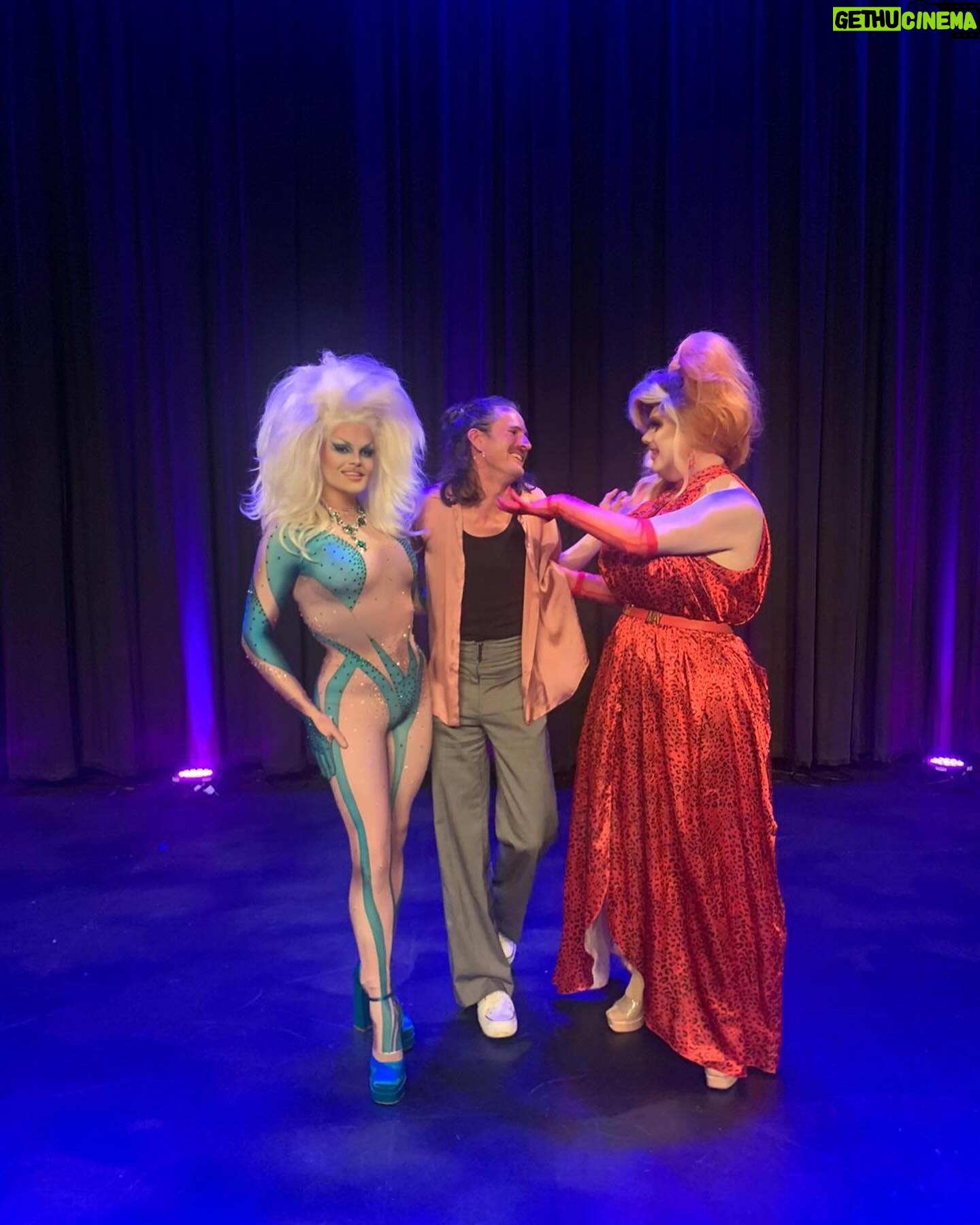 Sister Sister - 3 Likes - 2 pints of lager and a packet of crisps š
#dragrace #theatre #runcorn #2pintsoflagerandapacketofcrisps
