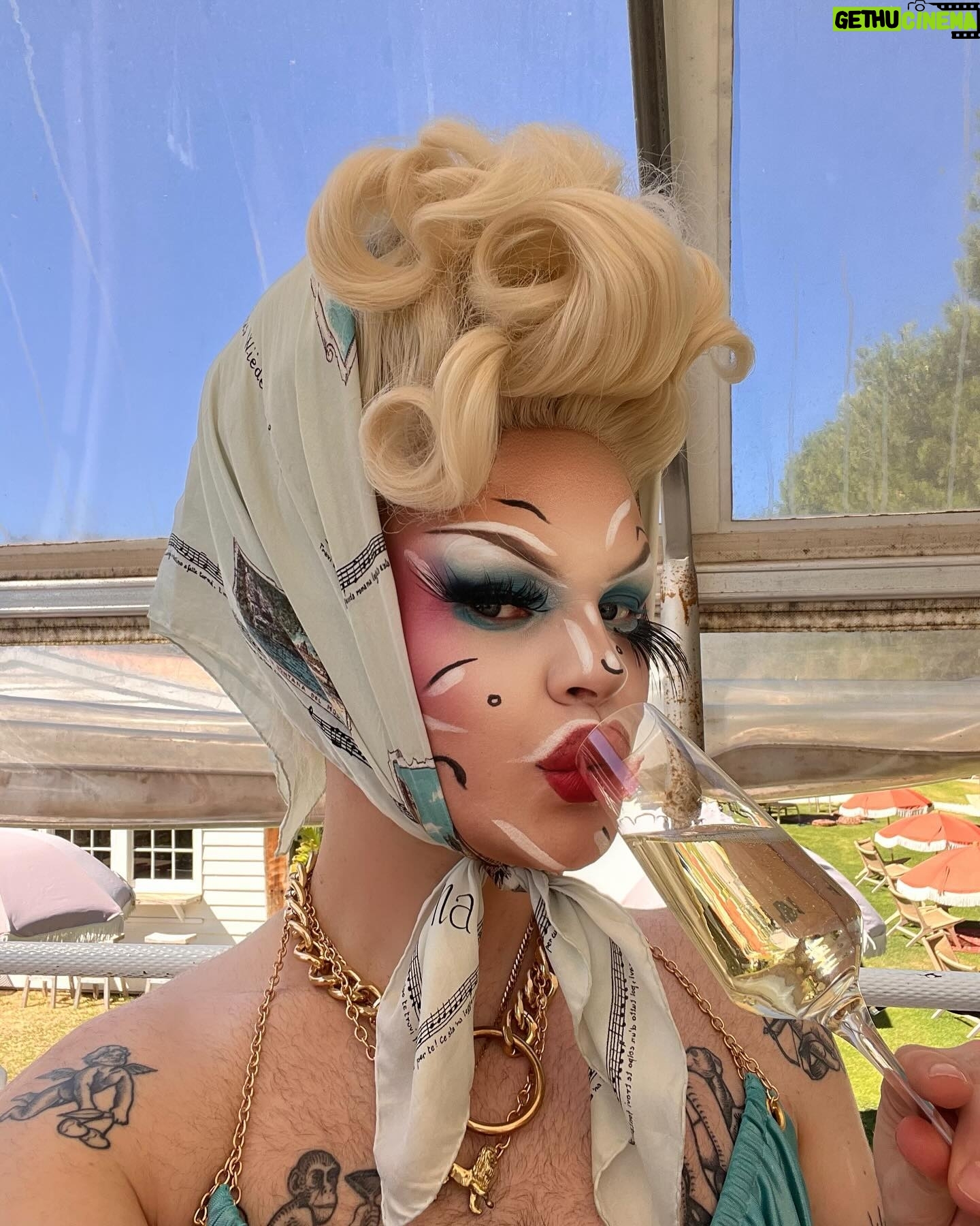 Sister Sister - 2.1K Likes - Personally I donāt touch the stuff but it doesnāt mean I canāt get squiffy ā°ć°ļø ā°
#dragrace #downunder #downtherabbithole #winetasting #sober #australia
Travel #sponsored by @australia