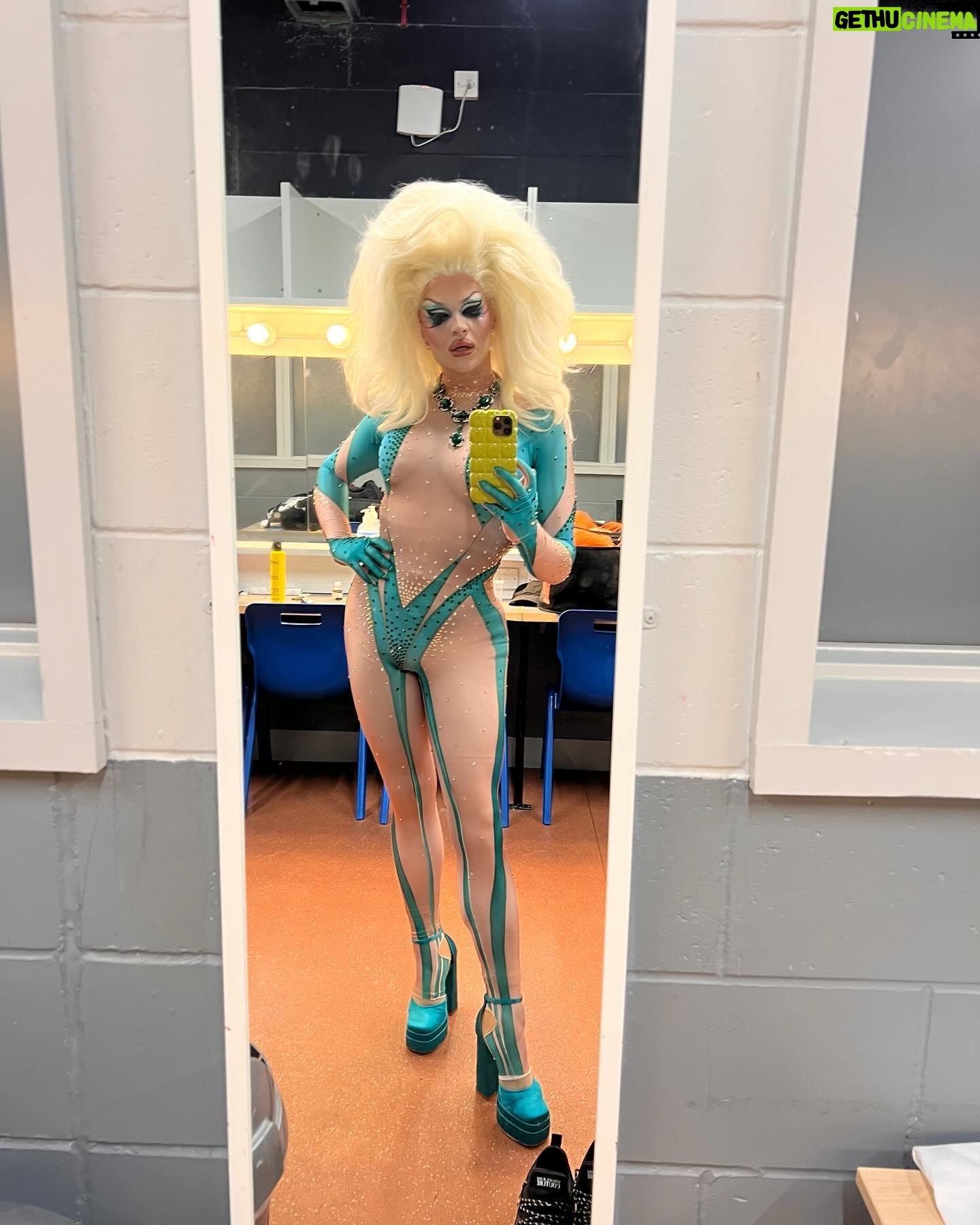 Sister Sister - 3 Likes - 2 pints of lager and a packet of crisps š
#dragrace #theatre #runcorn #2pintsoflagerandapacketofcrisps