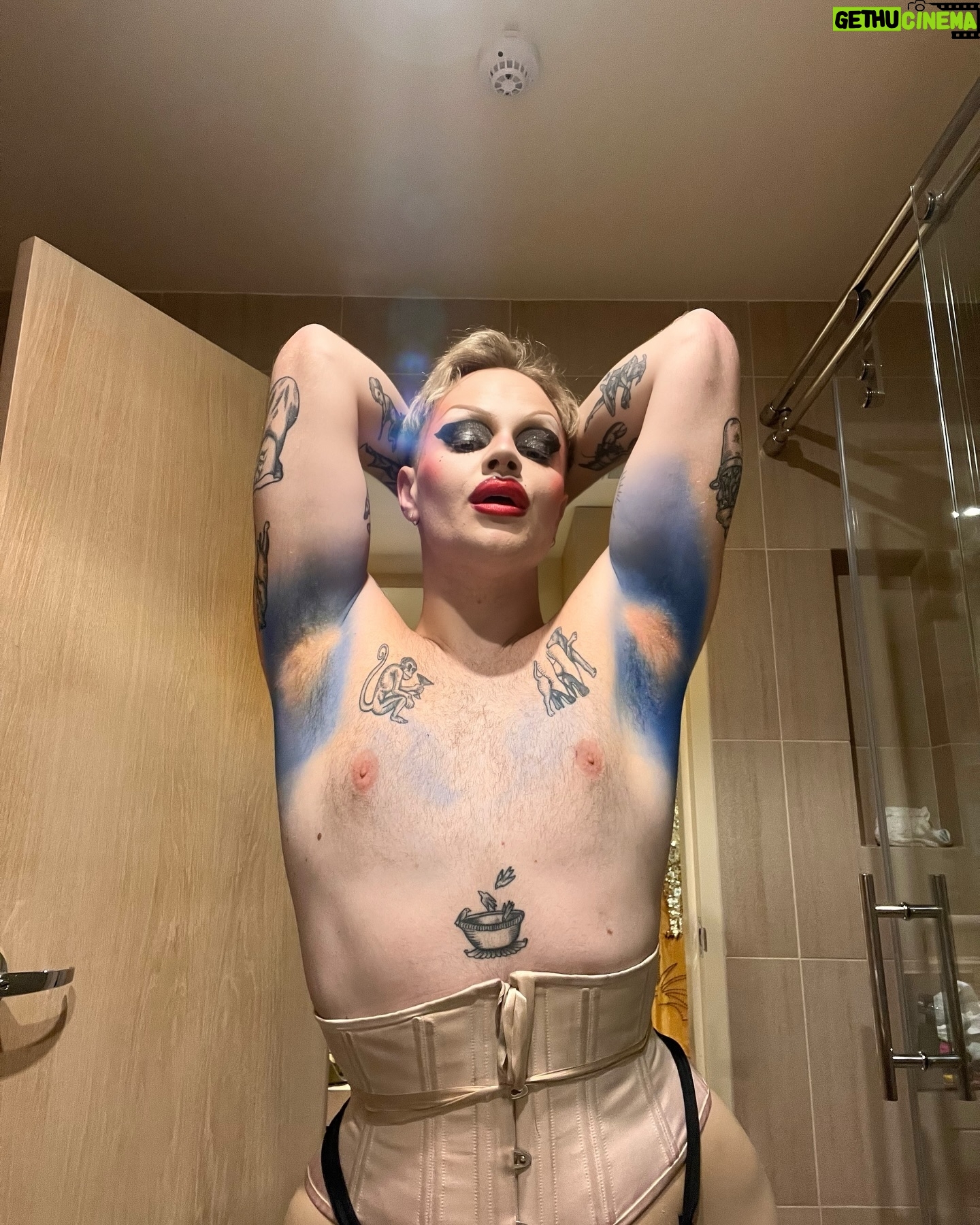 Sister Sister - 3 Likes - Show us yer blue bits! š¤š»šµ new merch coming soon šŖš»
#drag #dragaccidents #dragrace