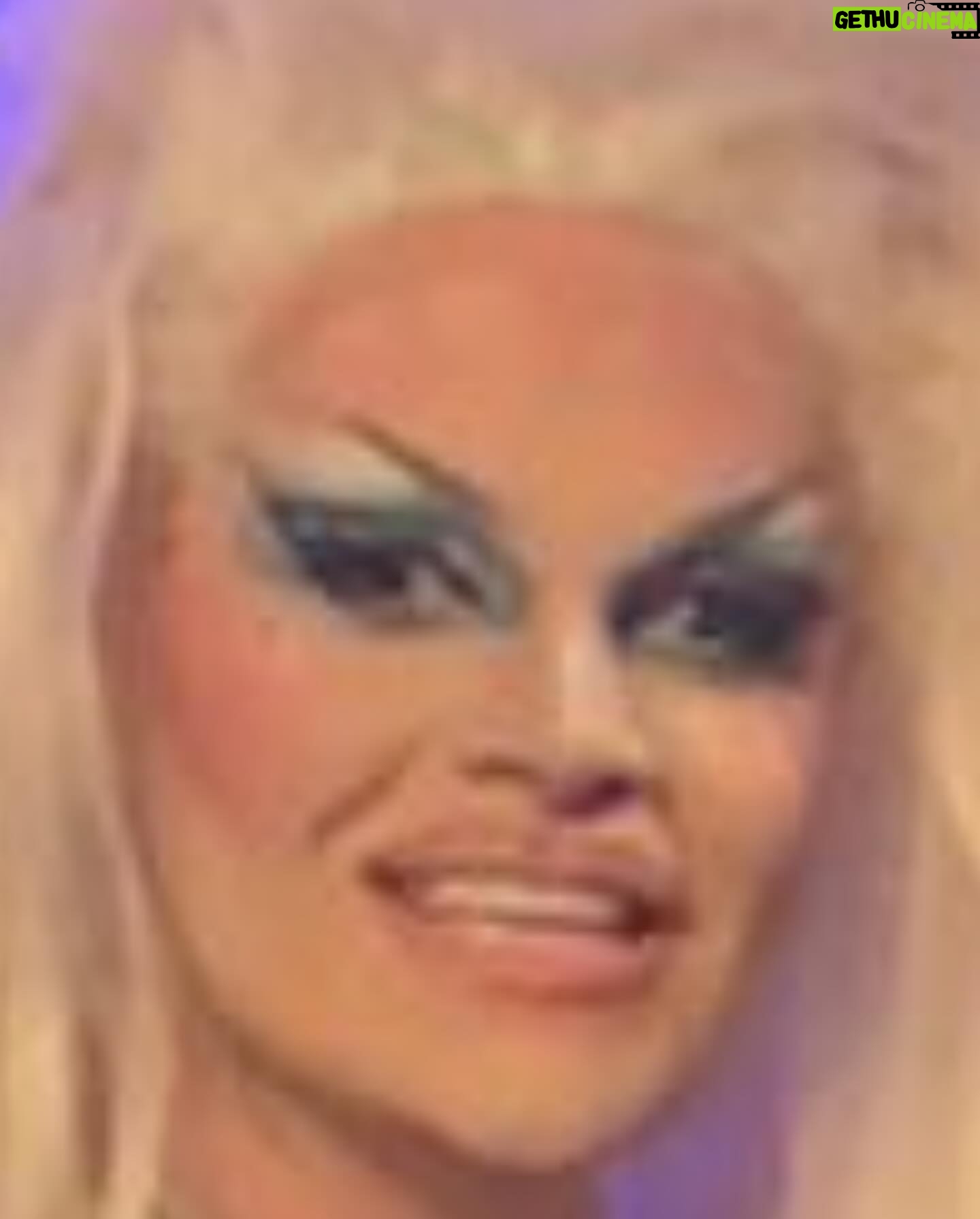 Sister Sister - 3 Likes - 2 pints of lager and a packet of crisps š
#dragrace #theatre #runcorn #2pintsoflagerandapacketofcrisps