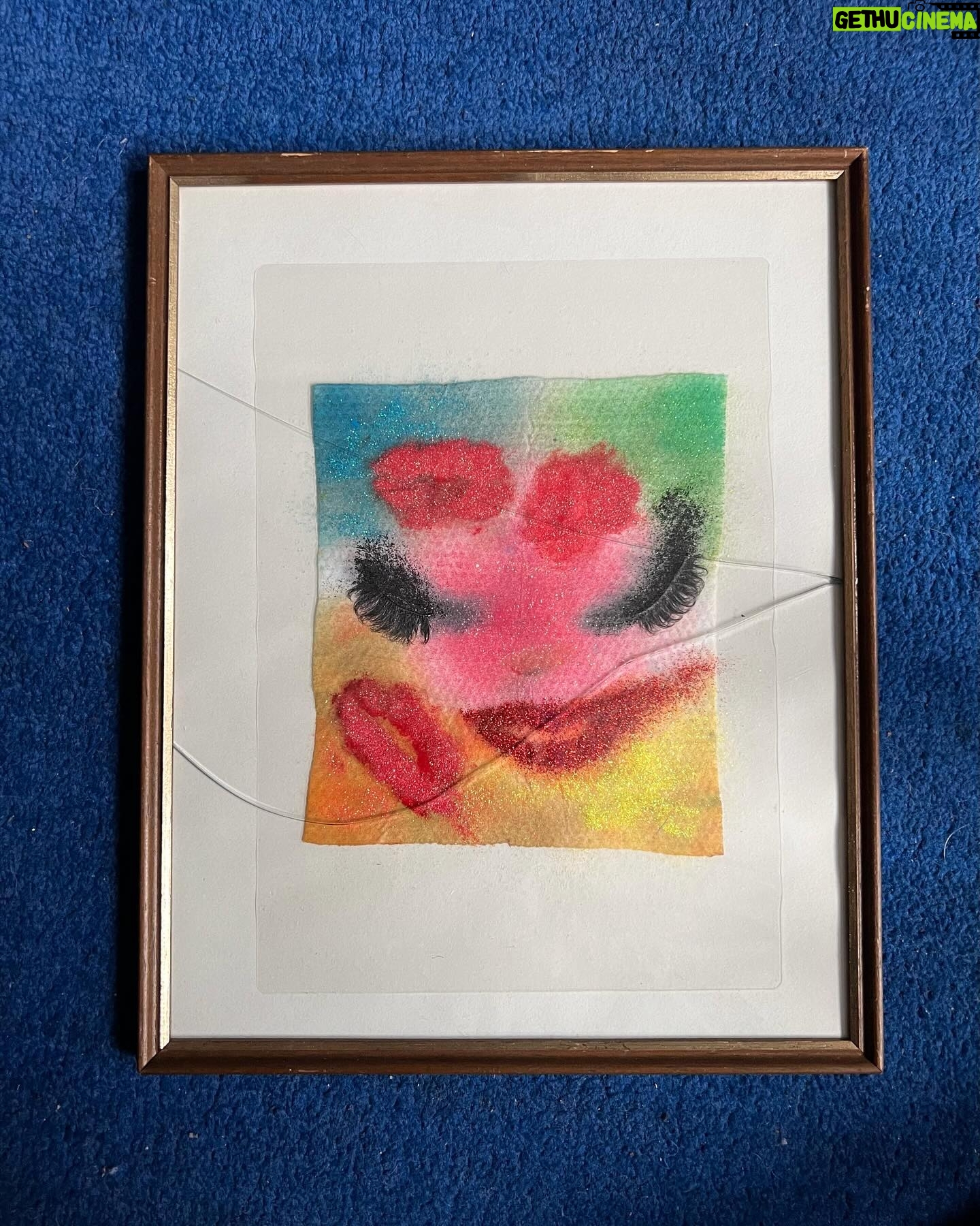 Sister Sister - 3 Likes - Smashed it šŖš» probably the 5th frame Iāve broken since trying to frame myself. New series: āso ugly she cracked the glassā
#artswipes #dragrace #junkart #queerart