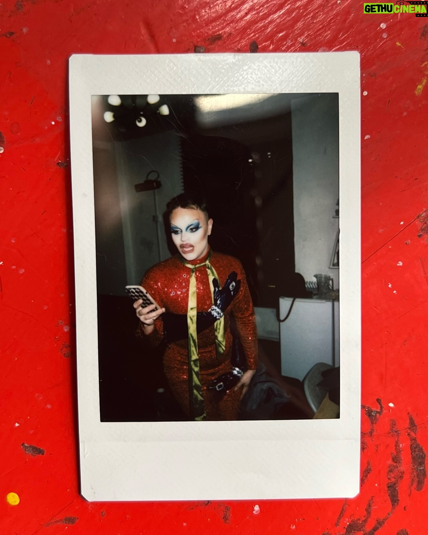 Sister Sister - 3 Likes - Polaroids of yore šø
1. backstage at The Leadmill Sheffield, feb ā23
2. backstage Strangebrew Bristol, December ā22
3. Sonic Yootha, June ā23
#drag #happymammories #sonicyootha #dragrace