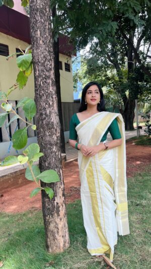 Sivakami Anantha Narayan Instagram - തിരുവോണാശംസകൾ 🌸 
.
.
.
📷: @sunidhibheemanakone 💕