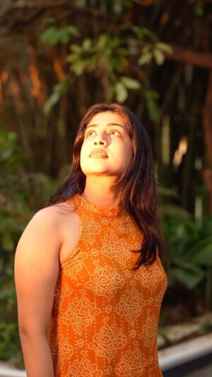Sivakami Anantha Narayan Instagram - A honeyed breath unfolds! ☀️ 

📷 : @amarthejas_pu 

#reelsinstagram instagram #sunset #sunkissed #softouchayurvedavillage #chalakudy #sunsets #reels #photooftheday