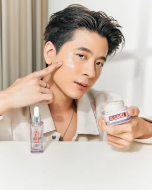 Sivakorn Adulsuttikul Instagram - ที่ผิวดูสุขภาพดีแถมยังดู Glass skin แบบนี้ ผมมีคู่หูไฮยาจาก L’Oreal Paris เป็นตัวช่วย 💜

เริ่มจาก Hyaluron Serum เติมความชุ่มชื้นให้ผิวดูอิ่มเด้งจากภายใน ตามด้วย Hyaluron Line Filling Water Cream ช่วยลดเลือนริ้วรอย และยังมีเซราไมด์เสริมปราการผิว ใช้คู่กันผิวยิ่งดูฉ่ำน้ำ อิ่มฟูดูสุขภาพดี ✨

#LOrealParisTH
#LOrealHyaluronCream
#Glassskin
#ลอรีอัลไฮยาลูรอน