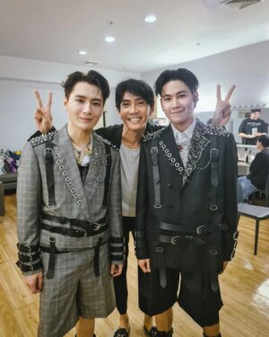 Sivakorn Lertchuchot Instagram - คนนึงต้องมีบะหมี่กึ่งสำเร็จรูปติดตัว คนนึงต้องมีหนังสือติดตัว ตอนไปทัวร์😊😊

#perayapartybeginagain 
#gmmtv