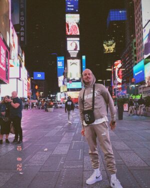 Skone Instagram - Ayer fue uno de los días más especiales de mi vida. Siempre soñé con ir a NY desde pequeño. Pero llegar de la mano del freestyle y con un rotundo sold out ha sido demasiado. Gracias a los que hacéis parte de este sueño. Seguimos 🇺🇸❤️