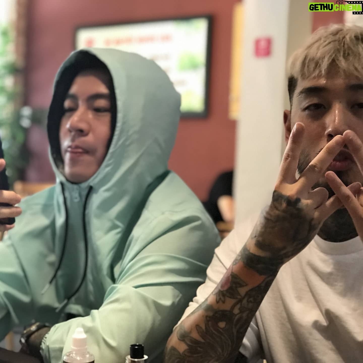 Skull - 2.2K Likes - Wa gwan!!!! 내 최애 뮤지션 홍보!!
쿤타 @koonta1234 Feat. 제네더질라 @zenethezilla '느리게 빨리' 나와쑴돠!!
노래가 너무 좋으니 많이많이 들어주면 땡큐!!🙏🙏🙏
그리고 쿤타가 직접
.
#느리게빨리이벤트
도 한다고 하니 많은 참여 부탁해!!
좋아요와 댓글은 뮤지션들에게 큰 힘이 됩니닷!!
듣고 노래 어떤지도 감상평 남겨주!!!
나도 갑자기 레게릴라로 머라도 🤣🤣🤣🤣
.