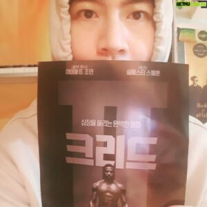Skull Instagram - 크리드 1도 엄청 잼나게 봤는데
크리드2가 두둥!!!☝️☝️☝️☝️
보러 갈 사람??!!😎😎😎
그나저나 국내에 10켤레 밖에 안 들어왔다는
운동화를 받아서 기분이 넘 좋았는데 싸이즈가 너무 크다 🤣🤣🤣🤣
혹시  운동화 285mm 신으시는 분??!!
.
.
#크리드2 #2월21일개봉 .
.
ps.레게릴라 이벤트 당첨자들한테 디엠 보냈으니깐
다들 확인해고!!
이번에 당첨 안 된 친구들도 자주자주 놀러와!! 아무래도 자주 본 아이디에게 나도 모르게 손이 간다는 ㅎㅎㅎ 친해지자!!
give thanx for life !!!