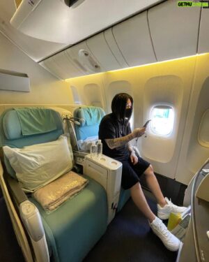 Skull Instagram - 얼마 전  스토니스컹크 3집 가사 대부분을 썼던 푸켓을 잠시 다녀왔습니다~
그때 생각도 나고 곡도 몇 개 써왔네요~
바쁘다는 핑계로 미뤄왔는데
올 여름이 가기 전에 스컬의 레게 음악 한번  더 내보려고 합니다~ 야만!!
비 조심하시고 즐거운 저녁시간 되세요!!

ps. 앨범 제목 멀로 할까요?? 지어주세요!! 스컬 스타일로!!