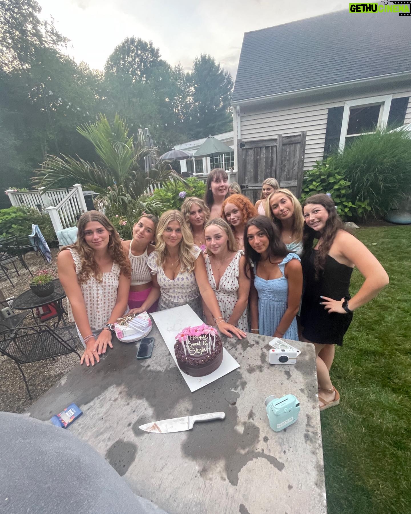 Skylar Dunn - 1.1K Likes - Golden year with my girls 💜🤭