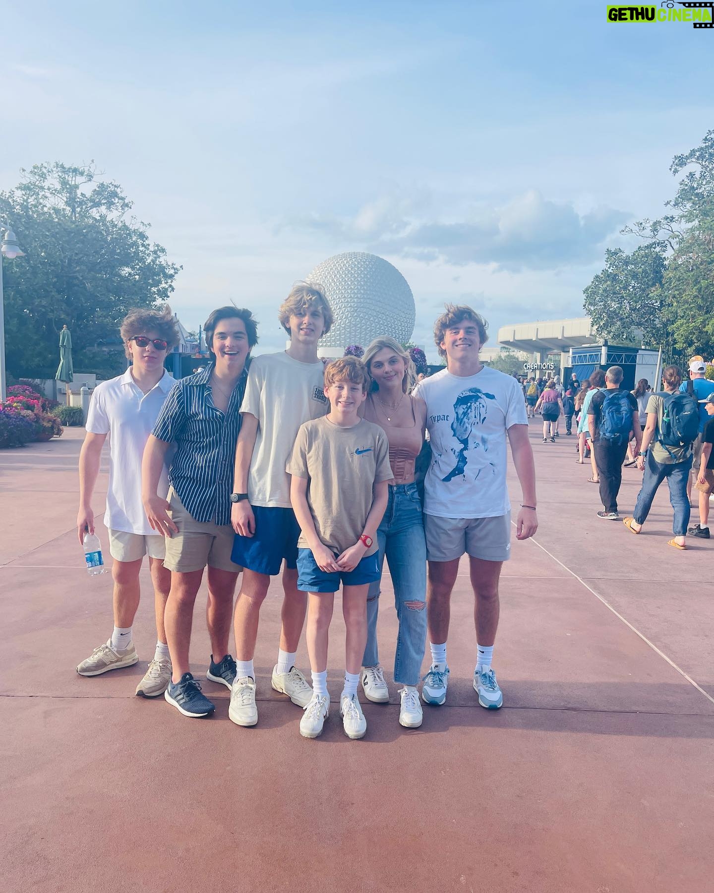 Skylar Dunn - 1.8K Likes - bye bye disney 💛