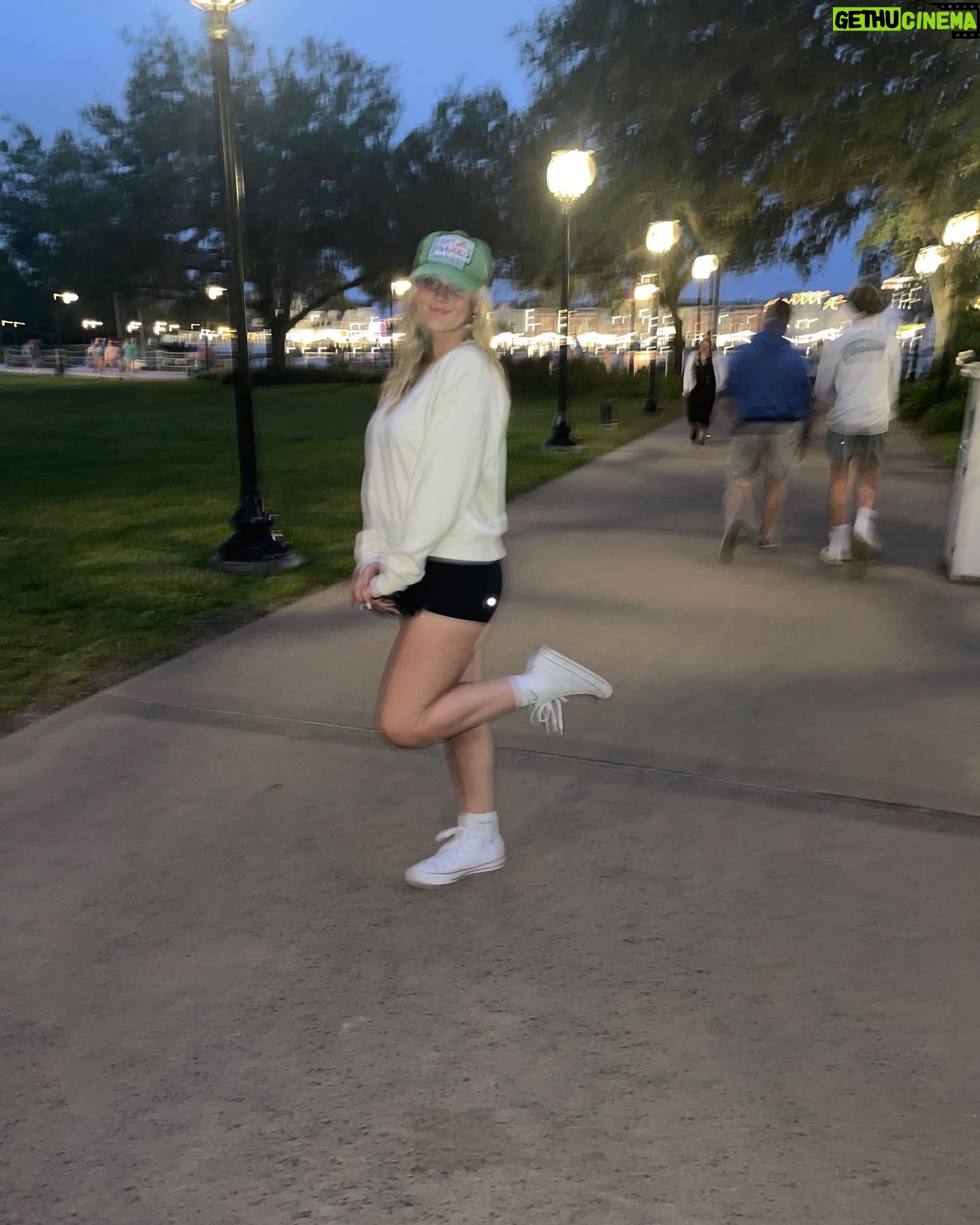 Skylar Dunn - 1.8K Likes - bye bye disney 💛