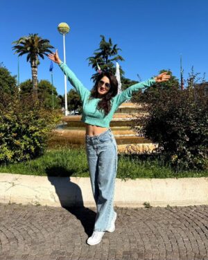 Smita Gondkar Instagram - “Life is a journey, not a destination.”😍😎❤️ – Ralph Waldo Emerson
.
.
.
#smitagondkar #smittens #happyday #happyme #selflove #bluesky #trending #instagram #sunnyday #travel