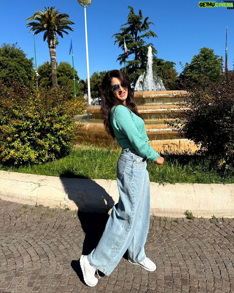 Smita Gondkar - 3.5K Likes - āLife is a journey, not a destination.āššā¤ļø ā Ralph Waldo Emerson
.
.
.
#smitagondkar #smittens #happyday #happyme #selflove #bluesky #trending #instagram #sunnyday #travel