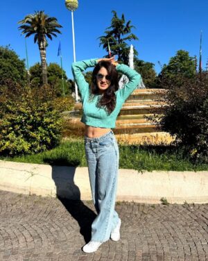 Smita Gondkar Instagram - “Life is a journey, not a destination.”😍😎❤️ – Ralph Waldo Emerson
.
.
.
#smitagondkar #smittens #happyday #happyme #selflove #bluesky #trending #instagram #sunnyday #travel