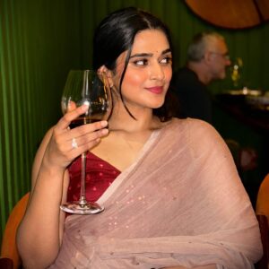 Smruthi Mohankumar Instagram - Toasting to a year filled with joy, laughter and all wonderful things🍷✨

27.05.2024