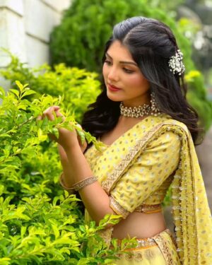 Sneha Deb Instagram - Bloom where you are planted .🍃
Pc - @dibyojyoti_dutta_ 🫂
