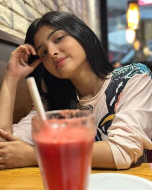 Sneha Deb Instagram - Sometimes all I need is a good movie and some good food, 🤍
& Good company!@swastikaghoshofficial @banani244 @grikshit_ 😚♥️