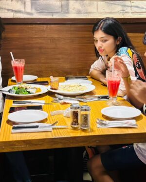Sneha Deb Instagram - Sometimes all I need is a good movie and some good food, 🤍
& Good company!@swastikaghoshofficial @banani244 @grikshit_ 😚♥️