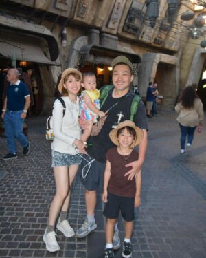 Snow Suen Instagram - 願望一家人健健康康，
去晒全世界嘅樂園🫶🏻
#去足2日迪迪尼
#disneycaliforniaadventure 
#disneylandusa