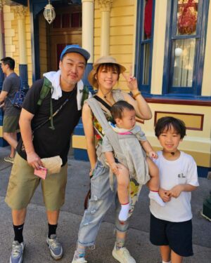 Snow Suen Instagram - 願望一家人健健康康，
去晒全世界嘅樂園🫶🏻
#去足2日迪迪尼
#disneycaliforniaadventure 
#disneylandusa