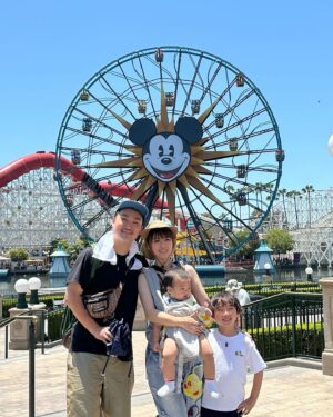 Snow Suen Instagram - 願望一家人健健康康，
去晒全世界嘅樂園🫶🏻
#去足2日迪迪尼
#disneycaliforniaadventure 
#disneylandusa