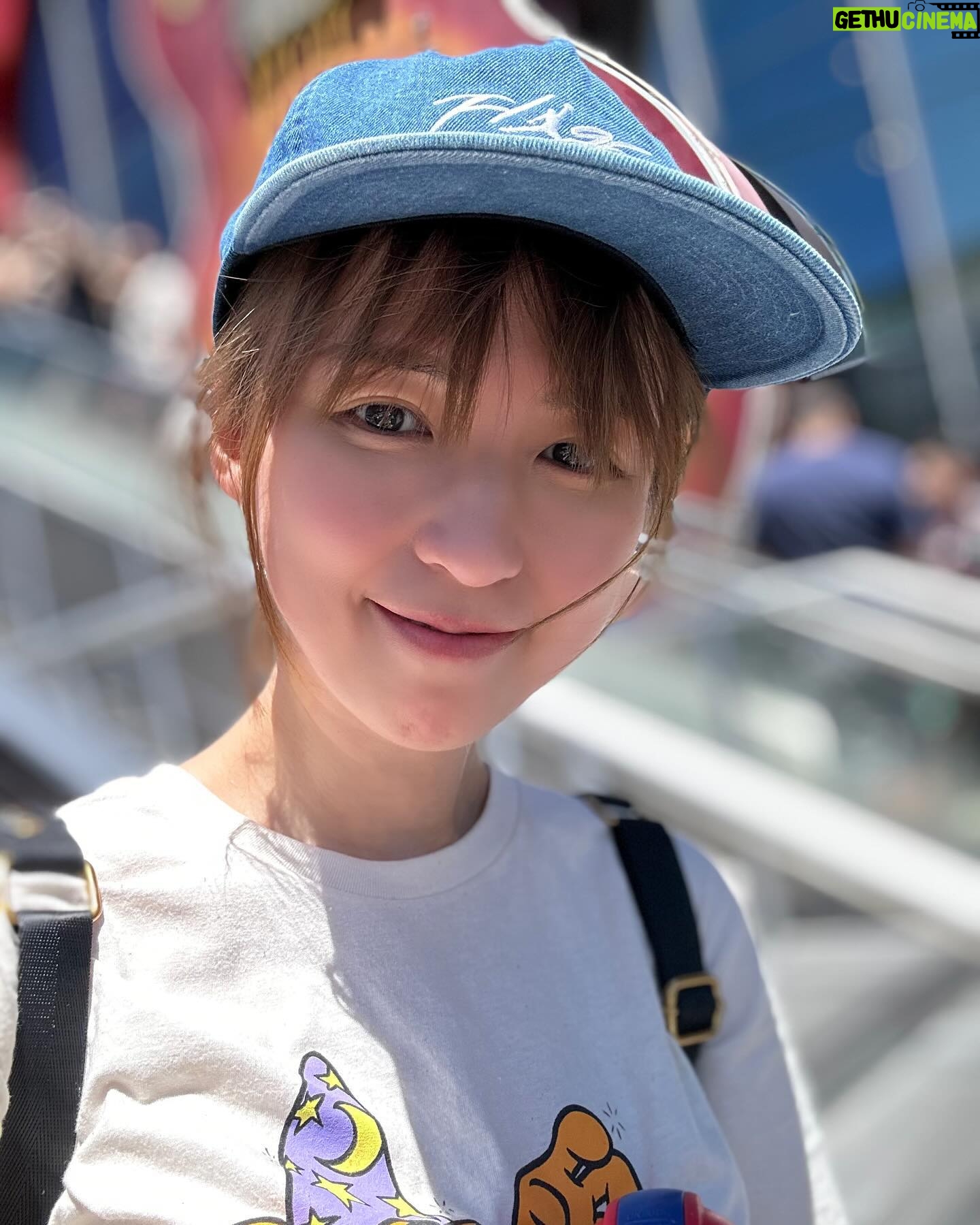 Snow Suen - 2.5K Likes - 我哋而家已經喺拉斯維加斯,
呢度嘅天氣高達43度,
初到步嘅感覺,
覺得自己好似bbq灶頭上嘅腸仔!
呢個旅程真係堅!
孭住25磅兼極好動嘅肉肉哥周圍走,
兼每朝最少5點就起床!
真係體能極限大考驗!
全程共五程機!
而家挑戰咗3程,
仲有2程,
加油!
雖然攰,但見到啲小朋友開心,就已經好值得🫶🏻