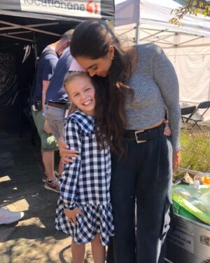 Sofia Barclay Instagram - its all in the family ⚽️ thrilled to play a small piece in the Lasso puzzle💙💛 im obsessed with every.single.person.involved.in.this.show- in front of the camera & behind it

🤍adored beeing your on-screen mum @elodie_blomfield 
👊🏽strong eyebrow game @mrbrettgoldstein