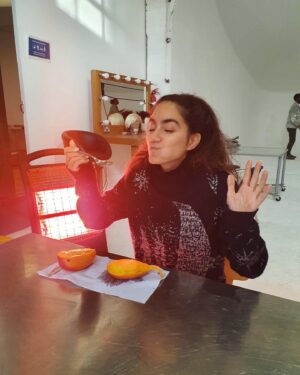 Sofia Barclay Instagram - scenes from a rehearsal room🥳
last few months of ‘21 were heavy ngl. did some stand-up/started writing my first tv show to help me deal with it 🤍🦄✨but the refrain id sing over & over to my friends was: “ahhghh collaboration! i miss COLLABORATION! I want to mix ideas with fascinating people& build something greater than ourselves togetherrrr!!” 
in dec i auditioned for this wondrous play, with the most generous kind thrilling and exciting team of people. the title of the play: ✨🔮The Collaboration🔮✨
Oooooooohooooo-KAY😂👍🏽ok okUNIVERSE…i SEE YOU🌏 You marvelous m*therfucker with a DOPE sense of humour.🤗🎀🌸🙏🏽 see you & love you🌙✨🌟💃🏽