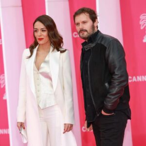 Sofia Essaïdi Instagram - LA PESTE 
Mini série librement adaptée du livre d’Albert Camus.
Merci mon Antoine pour cet accueil si chaleureux 😍
Merciiii et bravo à toute l’équipe 👏🤩
@france.tv @siecleproductions @antoinegarceau @georgesmarcbenamou  Frederic Pierrot @hugobeckerofficiel @johanheldenbergh @_judith_chemla__ @pascalearbillot @constancebascou @elias.hauter @jeanluc.porraz @guillaumemarquetofficiel @ericnaggar_off @constanzaguillaume @vincianemillereau @francisleplay @eric.denize @patrickmilleofficiel @jean_francois_cayrey @maximedaboville @hiip.guitar @giuliasagnier @anne.le.forestier @lee.delong @jhoslican @jeanphilippebaltel @canneseries