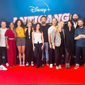 Sofia Essaïdi Instagram - #AntigangLaReleve dès maintenant sur @disneyplusfr !🤩😎 @b_rocher @albanlenoir @cassiopee_mayance  Jean Reno @steficelma @beatricefacquer @jean_toussaint_bernard @paulidy @sebastien_lalanne @oumardiaw .. @empreintedig @erictherock