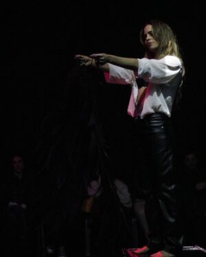 Sofía González Instagram - Quedan 2 funciones de @birdland__teatro 🥲 una experiencia inmersiva que no te podes perder!!! 🦅🎭

BIRDLAND es la caída autodestructiva de una mega estrella de rock con un encanto manipulador que no teme incendiarlo todo en la última semana de su gira internacional para conseguir un poquito de calor. Una obra sobre la vulnerabilidad, la soledad y la verdad como resultado de las contradicciones violentas. Una fábula moral para estos tiempos de obsesión por el éxito y la popularidad, que nos invita a cuestionar la autenticidad de nuestros actos en un mundo dominado por las apariencias.

Dream team

Autoría: Simon Stephens
Versión: @ramamendezroy

Actúan: @lisandrofiks @heinz_k_krattiger
@lapadul @ramamendezroy @marinawolf_ @elinstademarta y 🙋‍♀️

Música original: @seba.morell
Escenografía: @luchobaz 
Iluminación: @luchobaz y @lisandrofiks 
Diseño de vestuario: @chihuailove
Video proyecciones: @luchobaz 

Asistencia de vestuario: Flavia Chihuailaf
Asistencia de dirección: @xsofini
Prensa: @marcosmutuverria @mutuverriapr 

Producción artística: @ramamendezroy 
Producción ejecutiva: @luchitoheredia
Producción general: @ramamendezroy 

Co-Dirección: @luchobaz @lisandrofiks 

📸 @astadiego 

Duración: 80 minutos

*ENTRADAS*
https://publico.alternativateatral.com/entradas84291-birdland?o=14

#teatro #independiente #argentino