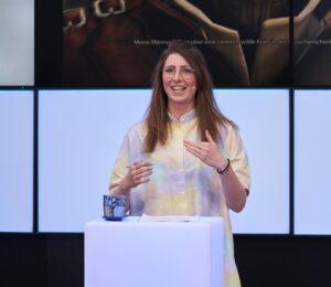 Sofia Kats Instagram - 📸 @juliamerkel_photography 
.
Es war so ein schönes Event. Letzten Monat durfte ich zwei Sessions bei der Fachkonferenz des Auswärtigen Amtes zum Thema Videospiele und Außenpolitik moderieren.
. 
Habe schon die Vorbereitung geliebt und dann jeweils zwei Expert*innen zu haben, mit denen wir an die Themen rangehen war einfach nur super.
.
Thema 1 war grob gesagt Außenpolitik anhand von Greedfall. Also schauen - welche Interessensparteien haben wir im Spiel. Welche Konflikte haben sie? Welche Optionen haben wir damit umzugehen? Welche Institutionen gibt es? 
.
Thema 2 war Videospiele im Kontext von (Post)Colonialism am Beispiel von Curious Expedition 2.
Auch hammer Thema! 
Wer darf im Spiel handeln? Wer nicht? Wessen Story bekommen wir wie mit? Und vieles mehr.
.
Eines meiner Lieblingsprojekte dieses Jahr, weil es Videospiele wie ein ernstzunehmendes künstlerisches Medium betrachtet hat. Oft lese ich in Videokommentaren „sPiElE sInd NiChT pOLiTiScH! aLsO beRiChTeT uNpOlItIsCh“.
Und das ist 100% Unsinn. Kunst und künstlerische Produkte waren schon immer politisch. Egal ob du in die Kunsthalle gehst und dir Gemälde alter Meister anschaust oder Videospiele spielst. Vorab hat jemand entschieden, was du siehst, was du nicht siehst, was die Geschichte und die Stimmung der Geschichte zu einer Situation ist.
Das kann ein Gemälde eines Kaisers sein, das ihn machtvoller und überlegener als andere Völker darstellt oder ein Spiel, in dem Repräsentation/ Perspektive bestimmter Menschengruppen fehlt. 
Bei beidem können wir auch bestimmte Aspekte genießen - wie die technische Meisterleistung dahinter. Aber es ist wichtig, dass wir im Hinterkopf haben - Kunst (und dazu zählen für mich Spiele) ist nie objektiv.
.
Love,
Huhn