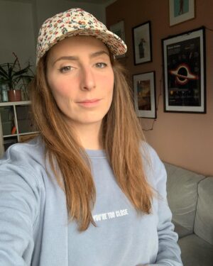 Sofia Kats Instagram - Weiß nicht wie‘s euch geht. Ich finde das Jahr bisher echt intensiv. Hab‘s mir zu Jahresbeginn eine Richtung für’s Jahr ausgemalt und muss grade sehr viele Kursabweichungen akzeptieren, die außerhalb meiner Kontroll-Range sind. 
Gleichzeitig erlebe ich sehr viel Schönes: Sehr viel Kontakt zu lieben Menschen aus Freunden und Familie. Sehr schöne Naturerlebnisse. Und tatsächlich auch die aktuell regelmäßigen Streams, die mir ganz viel Stabilität geben. Viel öfter wieder gemalt. Mehr Ruhe in den Alltag integriert.
.
2023 Rollercoaster doin‘ it‘s thing.
Schnalle mich jetzt wieder an für ein weiteres Up. ✨⬆️