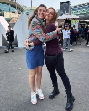 Sofia Kats Instagram - Was soll ich sagen? Ich vermisse dieses Huhn sehr. Mich sehr gefreut, dass du uns am Stand besucht hast ❤️❤️🦅 
See you in Aaaugust.
.
@laraloft 
.
📸 @_mykhi 
#omr